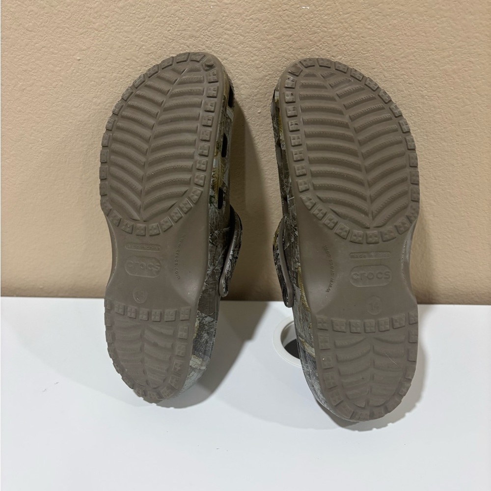 CROCS Men's Camo Gray Clogs - Picture 3 of 3